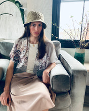 Load image into Gallery viewer, Two Tone Grey Sheer Floral Cropped Kimono