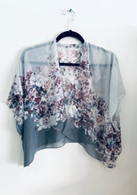 Load image into Gallery viewer, Two Tone Grey Sheer Floral Cropped Kimono