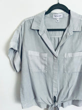 Load image into Gallery viewer, Bella Dahl dove grey button up- Medium
