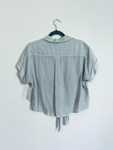 Load image into Gallery viewer, Bella Dahl dove grey button up- Medium
